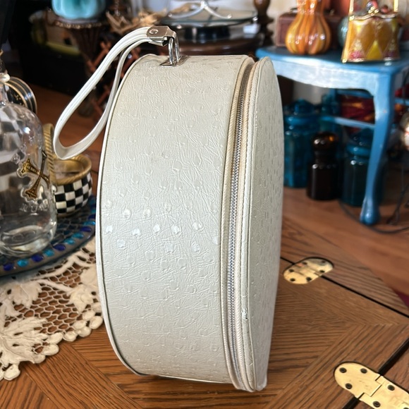 Vintage 60’s Round Train Case - Picture 4 of 14